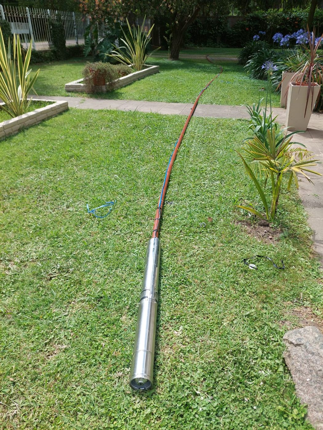 Bomba sumergible preparada para instalar en el pozo