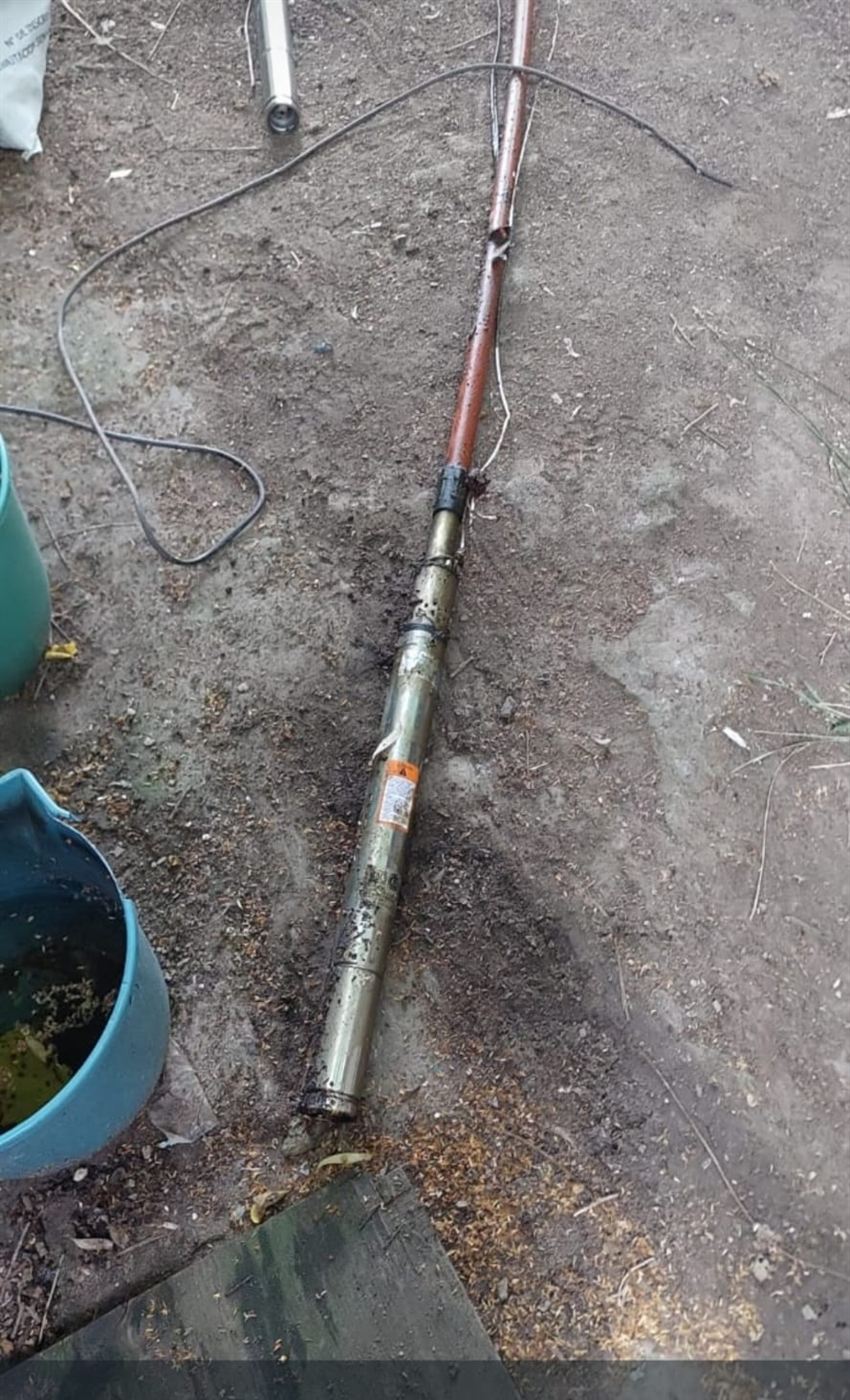 Bomba sumergible extraída de un pozo que dejó de funcionar