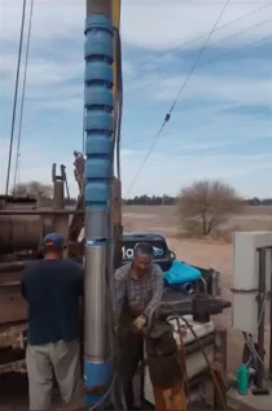 Instalación de bomba sumergible en una perforación de campo