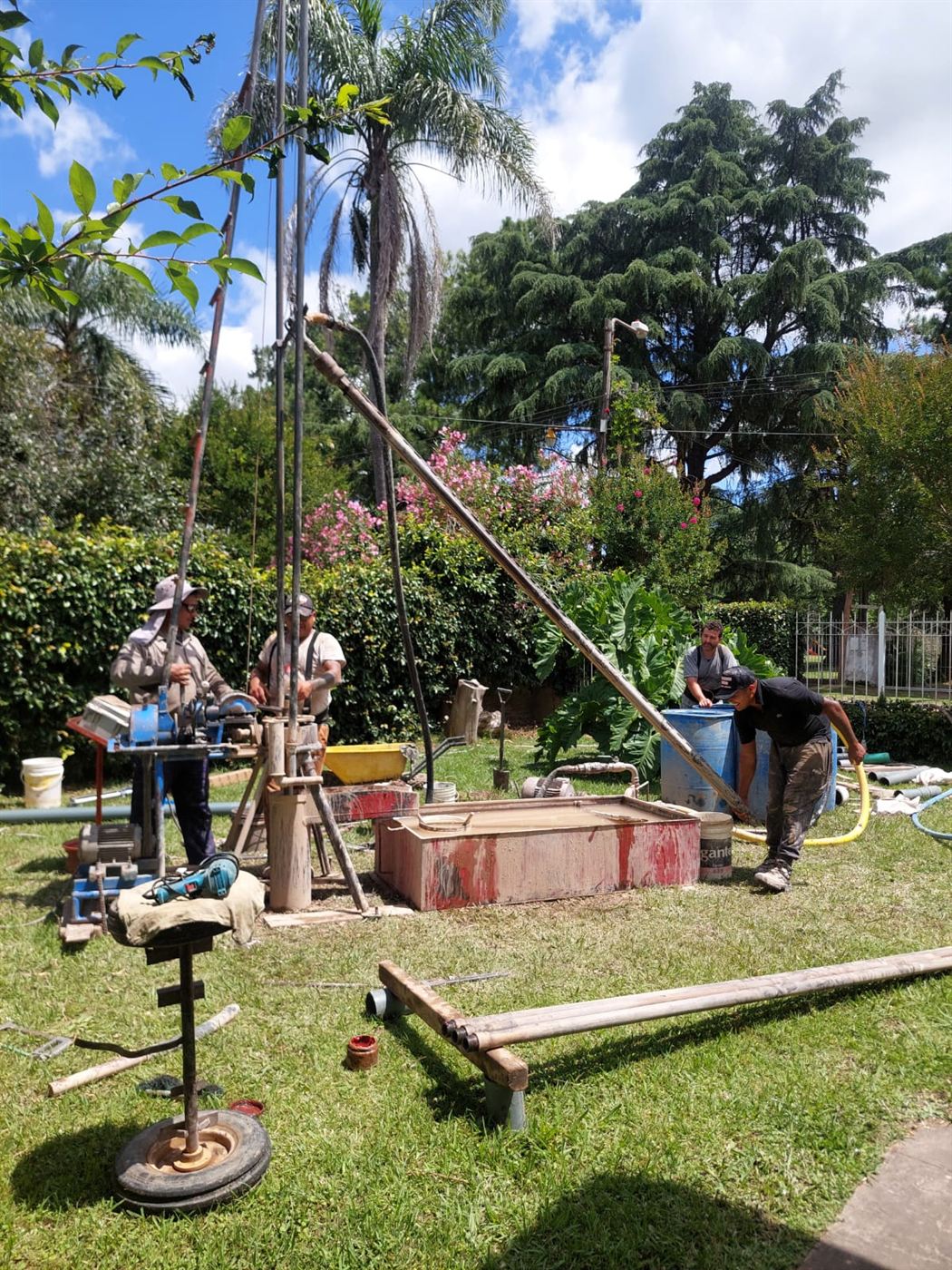 Equipo de perforación de Perforaciones Luis SRG trabajando en un pozo de agua en la zona sur de Buenos Aires