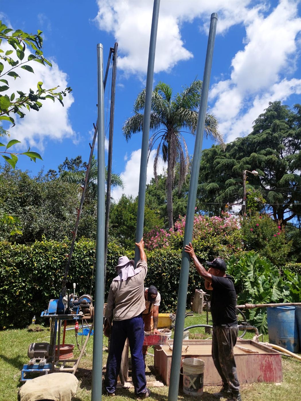 Perforación de un pozo de agua con equipo rotativo en la zona sur