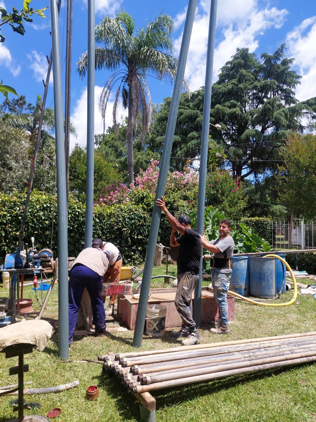 Equipo de Perforaciones Luis SRG perforando un pozo de agua en una quinta de la zona sur