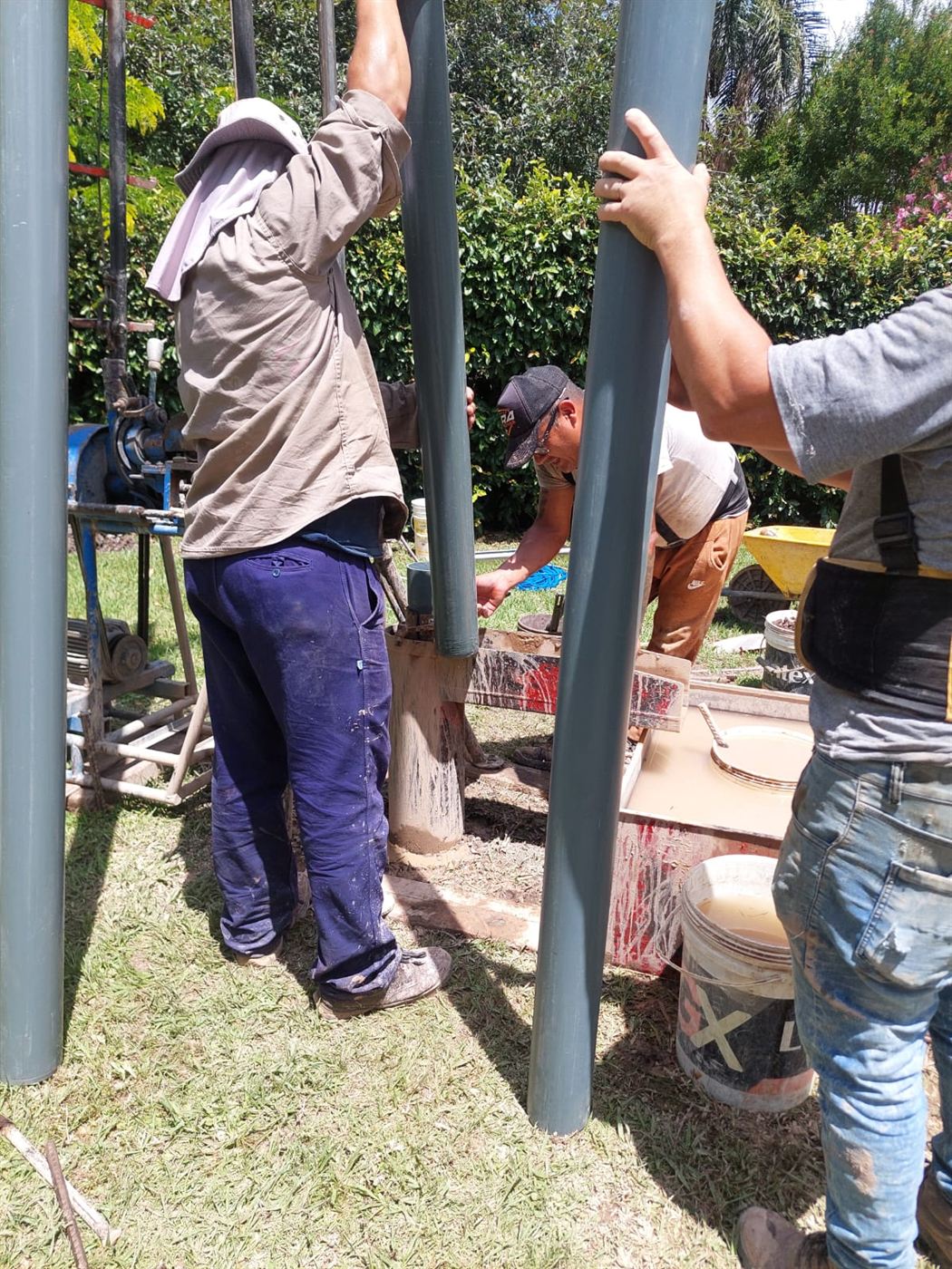 Cuadrilla de Perforaciones Luis SRG trabajando en la perforación de un pozo