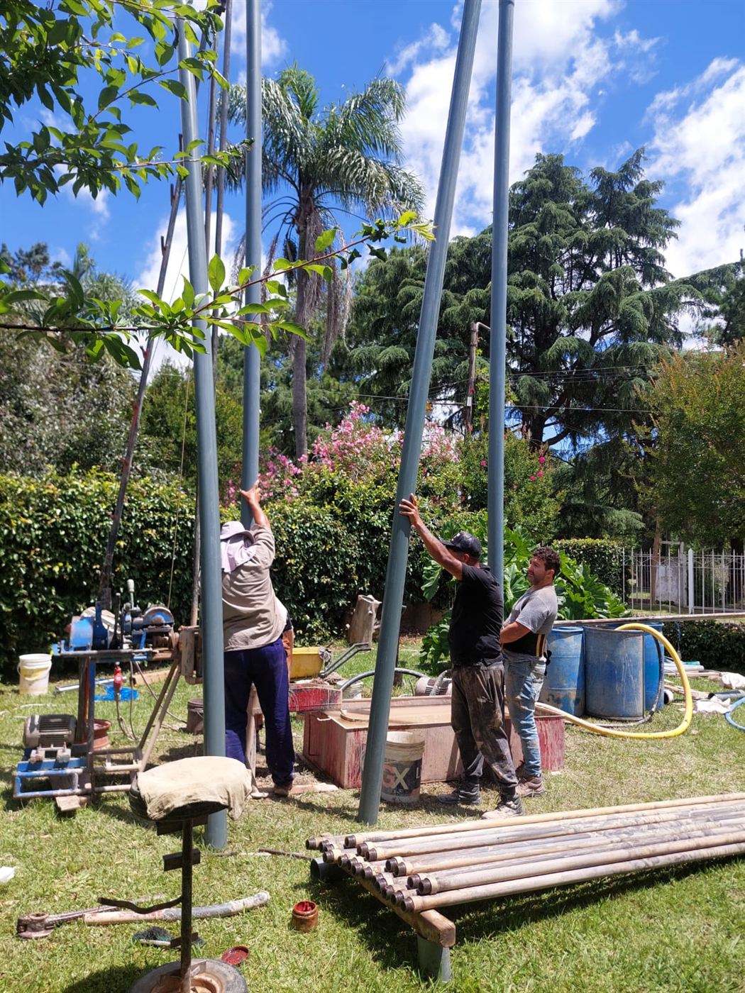 Maniobra de barras de perforación durante la obra de un pozo