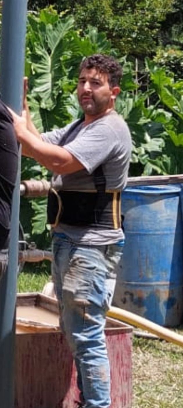 Operario en el equipo de perforación de pozos de agua